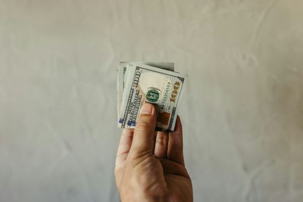 Les solutions : prélèvement à la source et réduction d’impôt