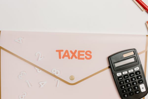 Les solutions : réduction d’impôt pour l’aide à domicile d’une personne âgée.
